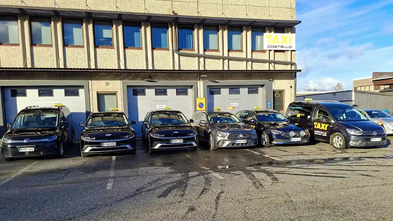 Taxi Costello taksit rivissä