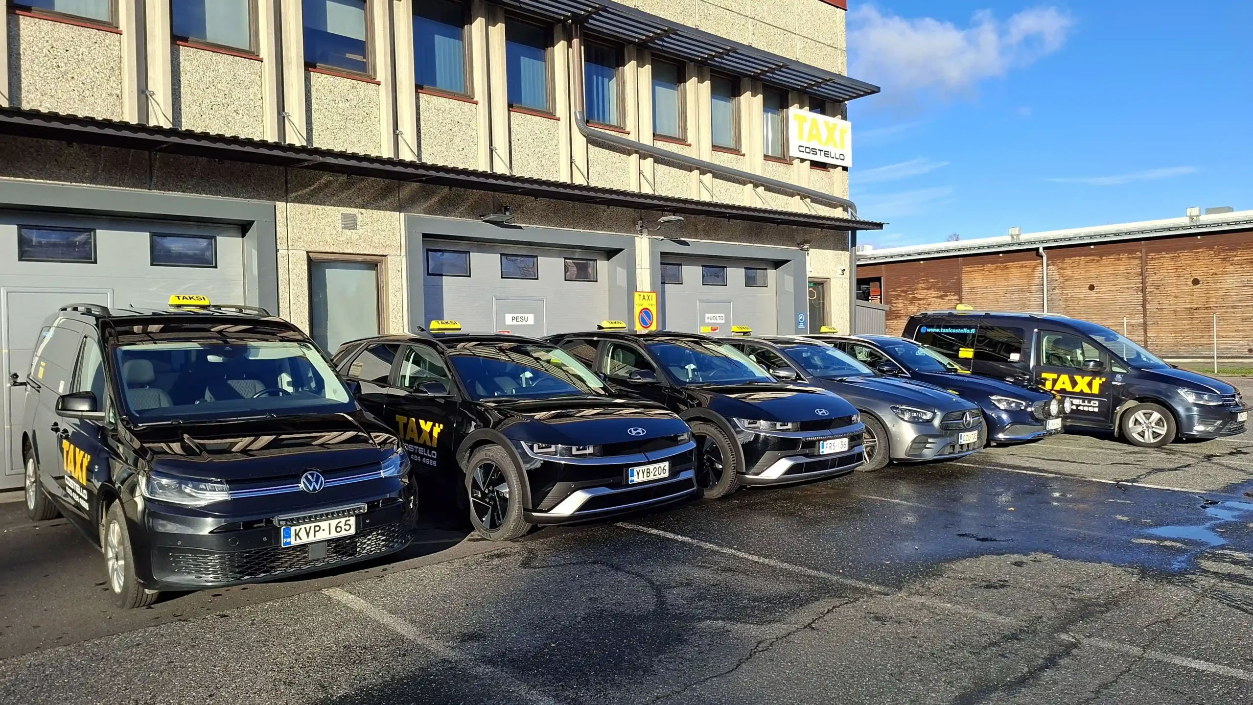 Taxi Costellon autot rivissä